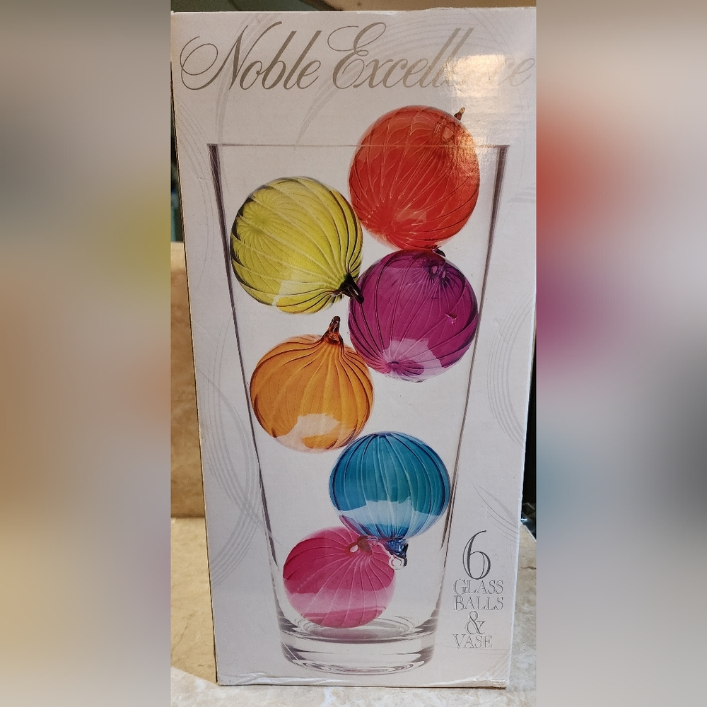 Noble Excellence Glass Balls and Vase